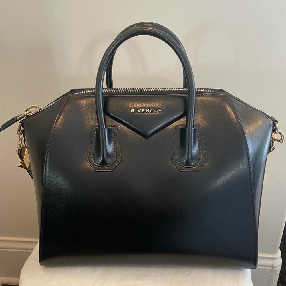 GIVENCHY
Shiny Lord Calfskin Medium Antigona Black